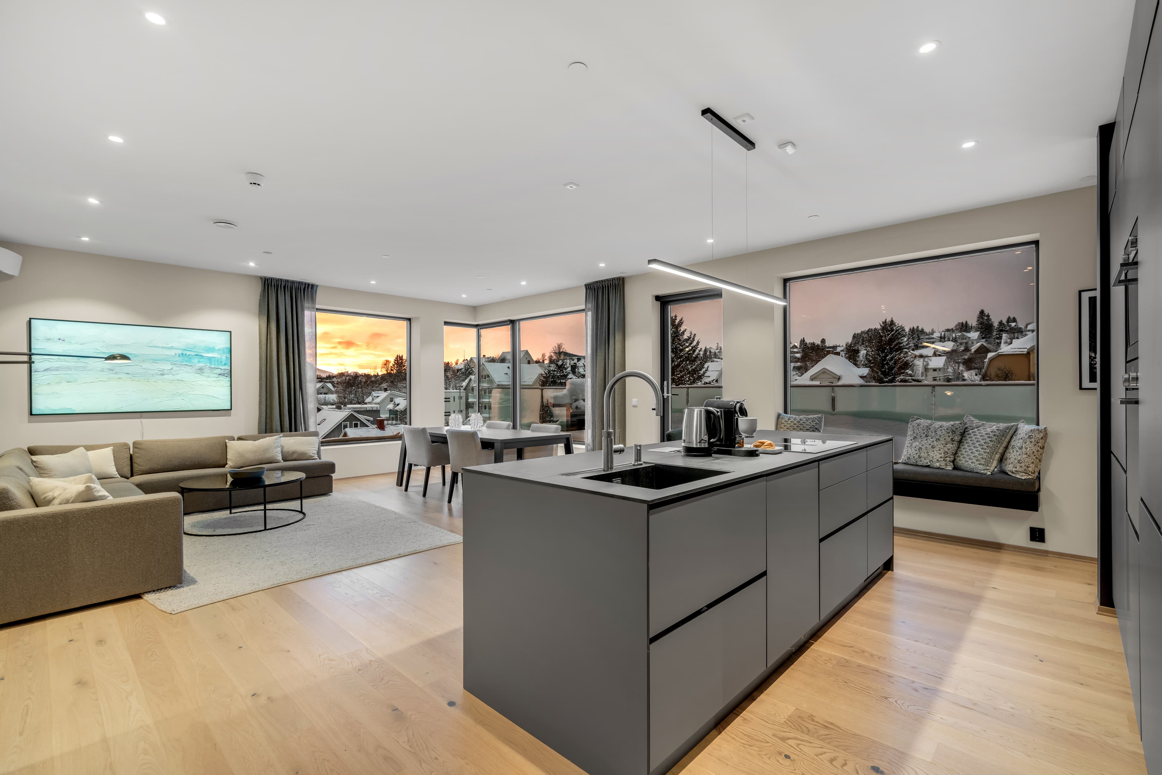 Kingspark Penthouse, A high-floor city suite above the rooftops, facing the mountains, in City Centre, Tromsø
